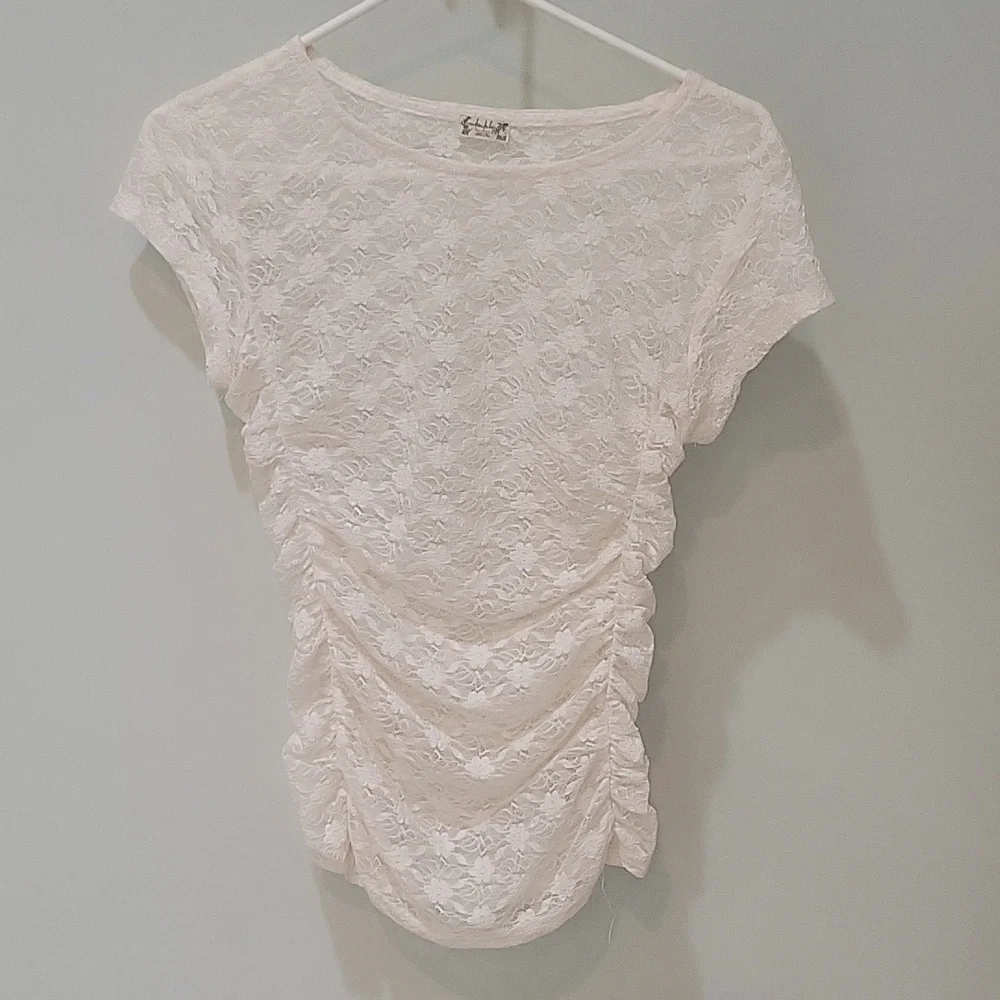 FREE PEOPLE intimately off white lace top. Rutched sides, capped sleeves. Small